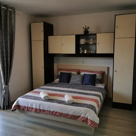 Apartment Deak *
